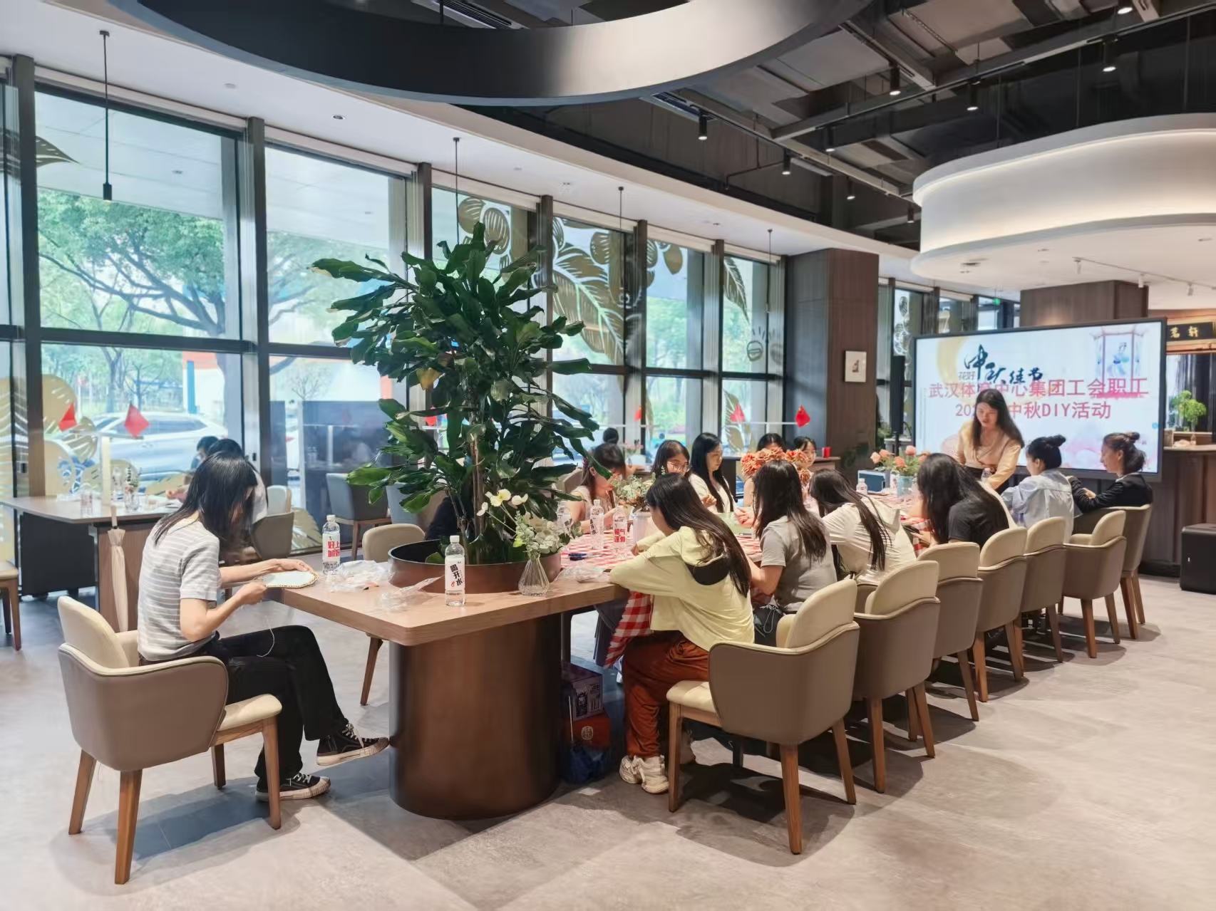 月滿中秋，扇韻團圓 | 武體集團工會舉辦中秋團扇制作活動